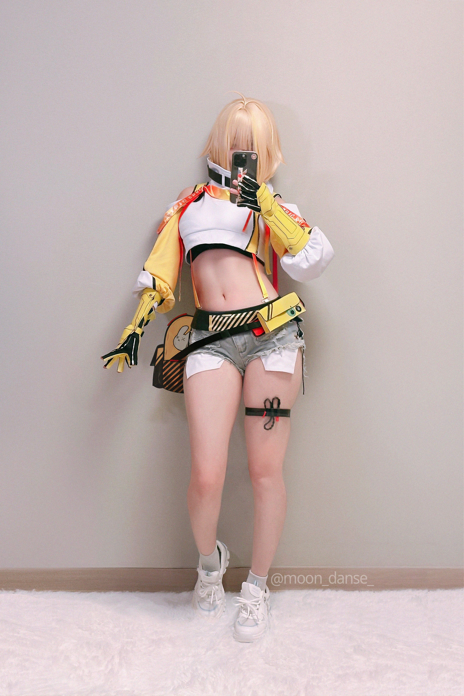 國外小姐姐COS《妮姬》角色 蜂腰肥臀姿勢性感誘人！