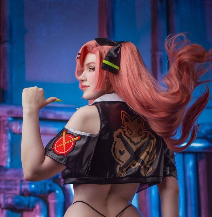 俄羅斯小姐姐COS《絕區零》妮可 肉感身材誘惑值拉滿