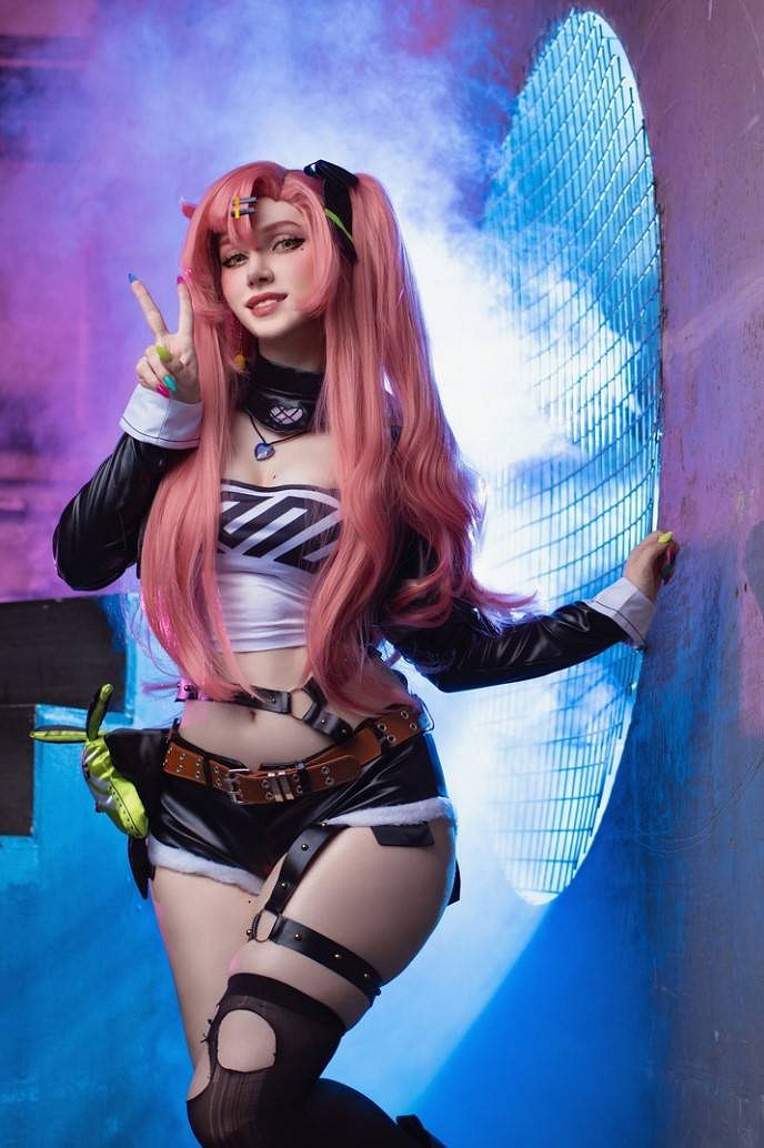 俄羅斯小姐姐COS《絕區零》妮可 肉感身材誘惑值拉滿