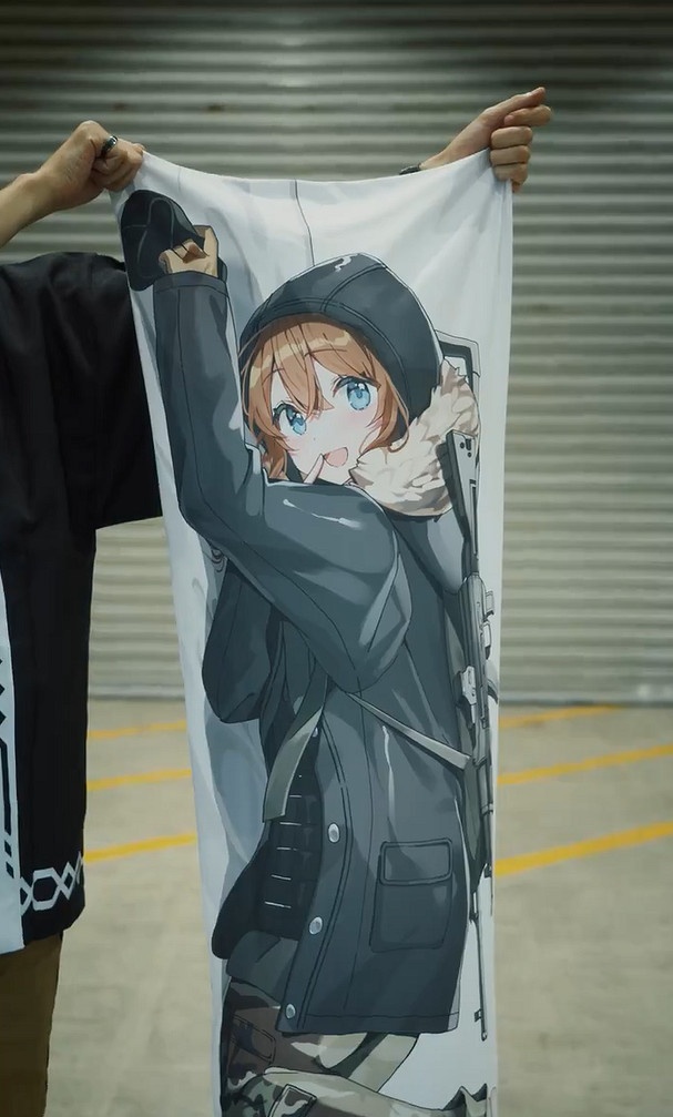 入鄉隨俗 《逃離塔科夫》東京電玩展限定武裝美少女抱枕