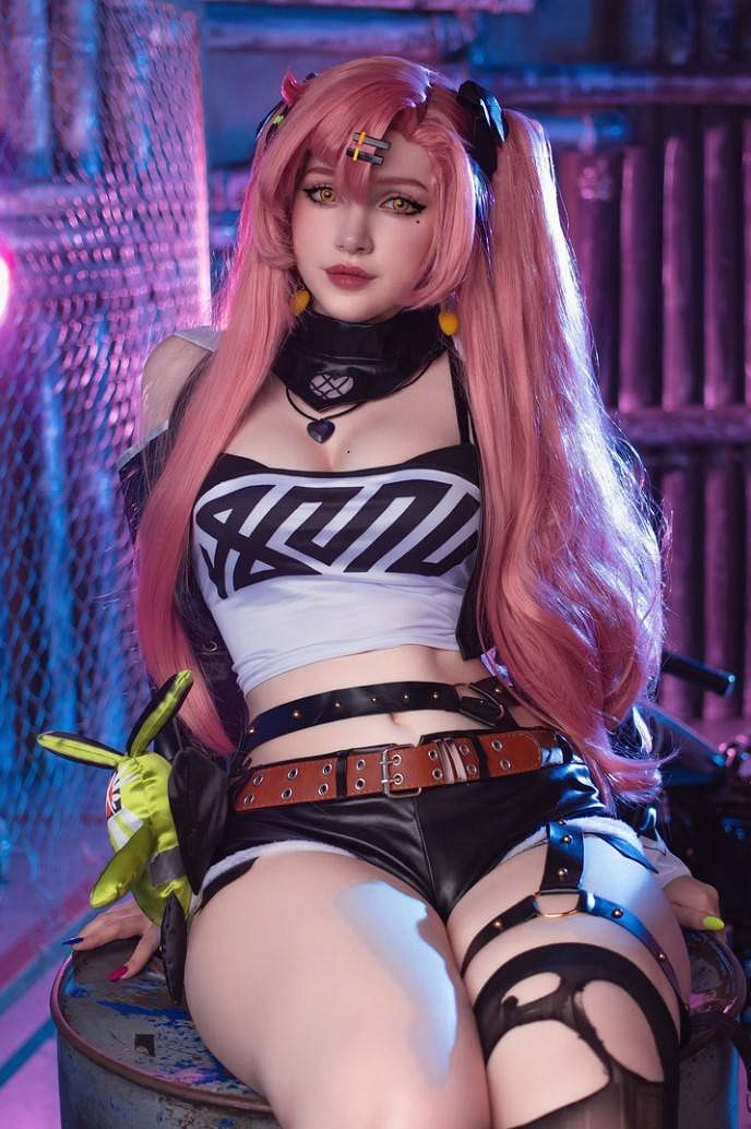 俄羅斯小姐姐COS《絕區零》妮可 肉感身材誘惑值拉滿