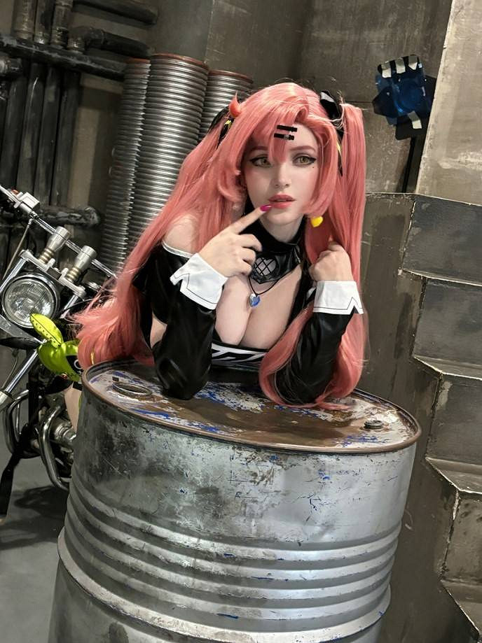 俄羅斯小姐姐COS《絕區零》妮可 肉感身材誘惑值拉滿