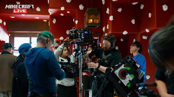 真人版《當個創世神麥塊》曝片場幕後照 方頭蜜蜂,大方劍 真人版《當個創世神麥塊》曝片場幕後照 方頭蜜蜂,大方劍