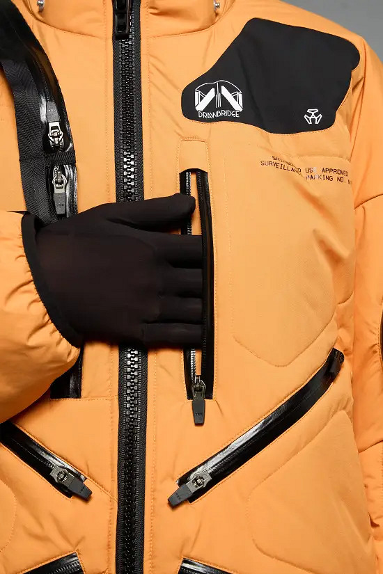 小島工作室全新周邊服飾公布 小島哥哥親自擔任模特