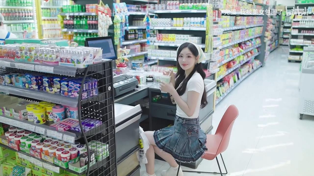 《完蛋被美女包圍前傳》角色韋知遙介紹 給她塗防曬霜 《完蛋被美女包圍前傳》角色韋知遙介紹 給她塗防曬霜