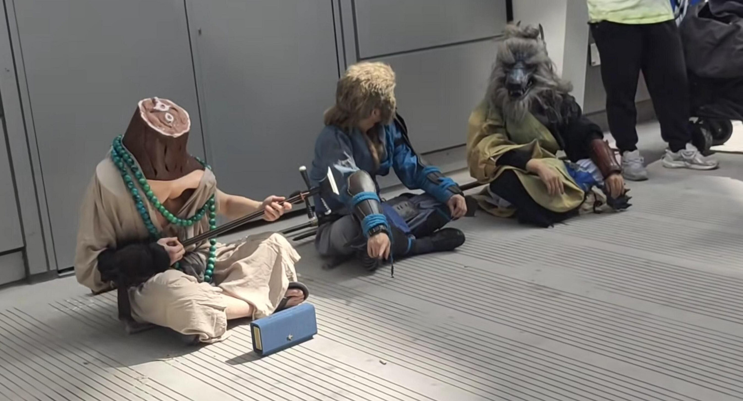 《黑神話》無頭靈吉菩薩現身漫展:手拿三弦神還原! 《黑神話》無頭靈吉菩薩現身漫展:手拿三弦神還原!