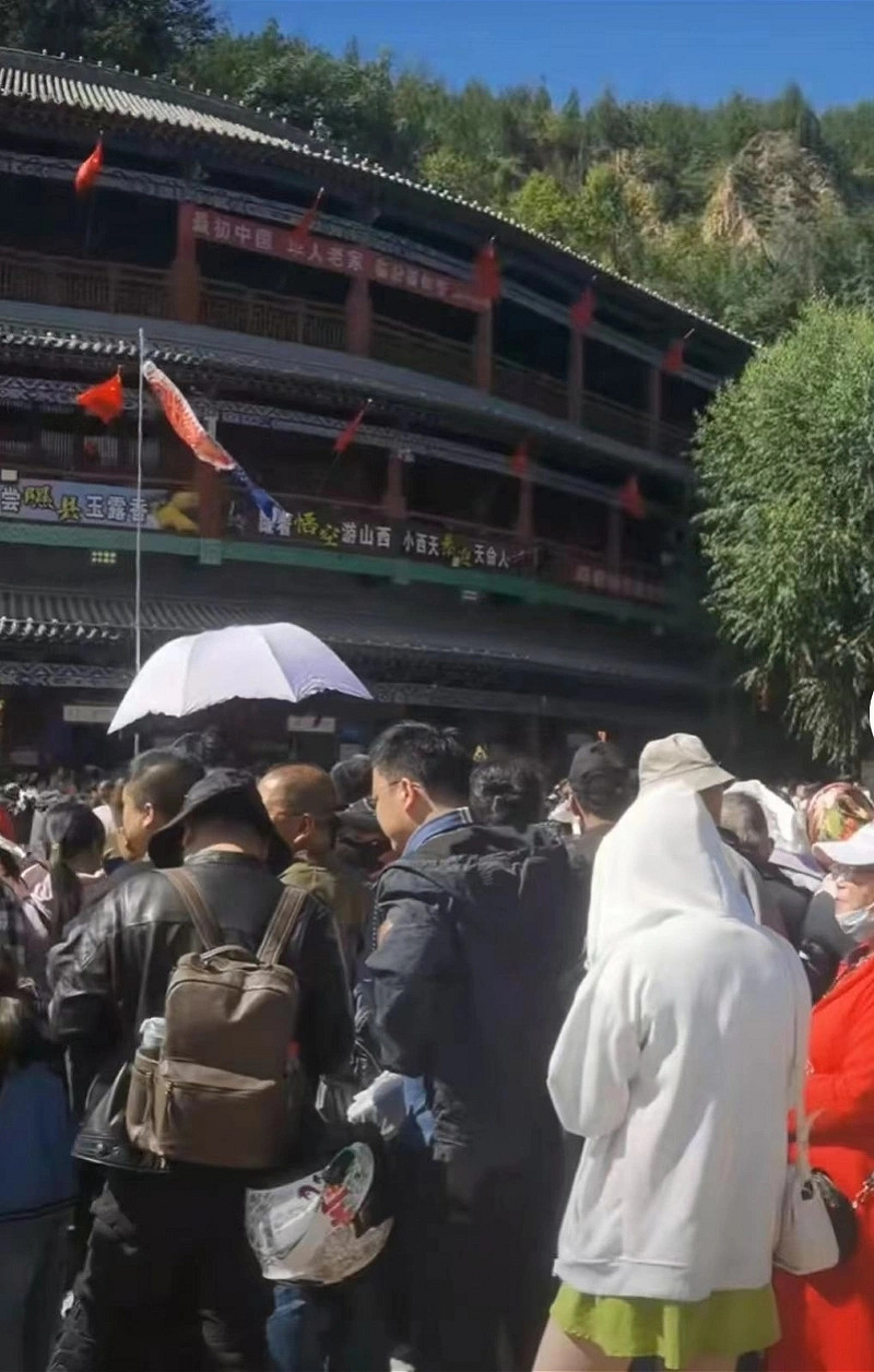 《黑神話》取景地小西天遊客爆滿 排隊太久引發差評 《黑神話》取景地小西天遊客爆滿 排隊太久引發差評