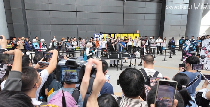 震驚路人！CP30展會上現場表演五條悟變成2.5t魔術！