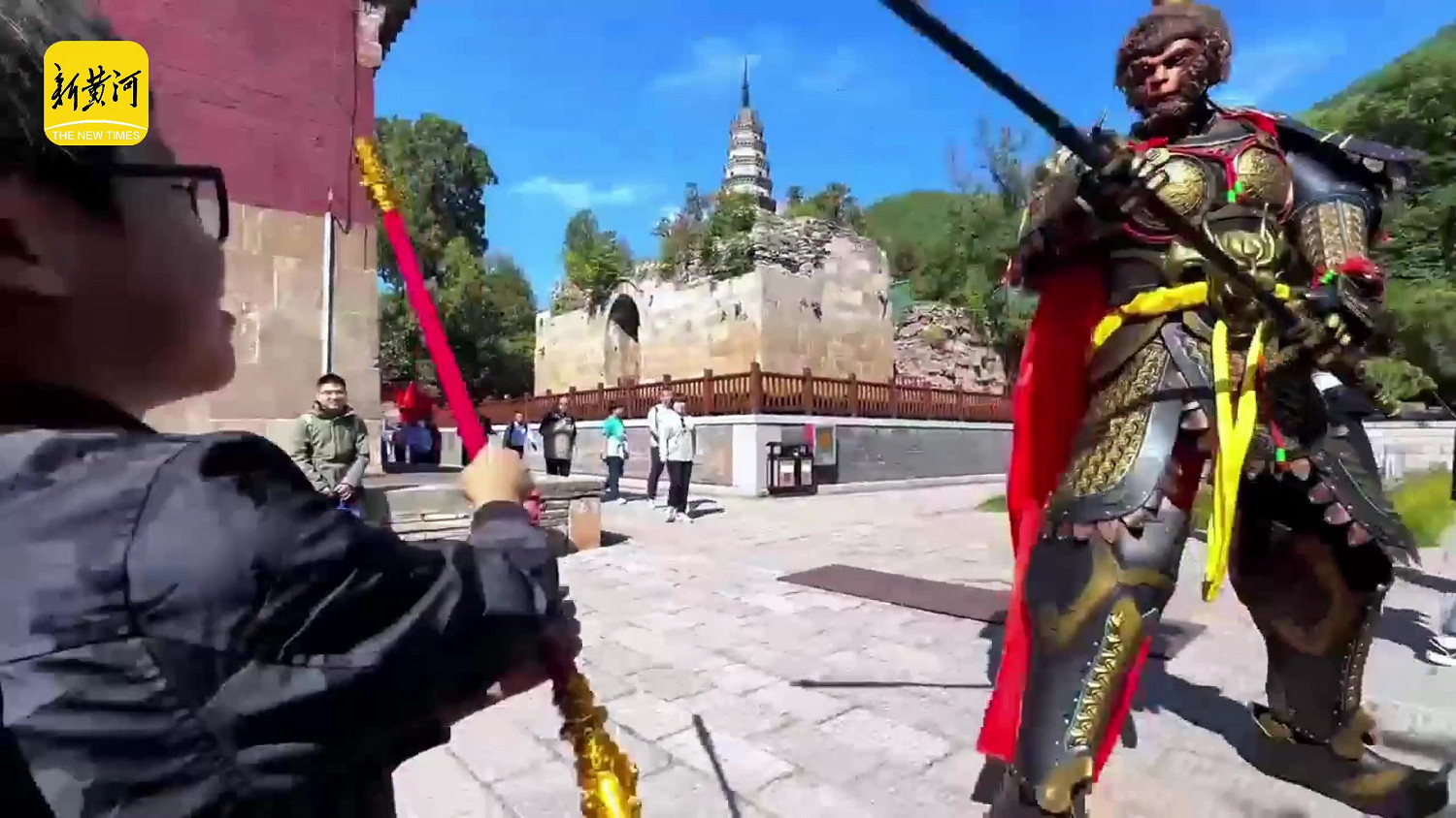 《黑神話》取景地靈岩寺現巨型悟空 揮舞金箍棒超帥