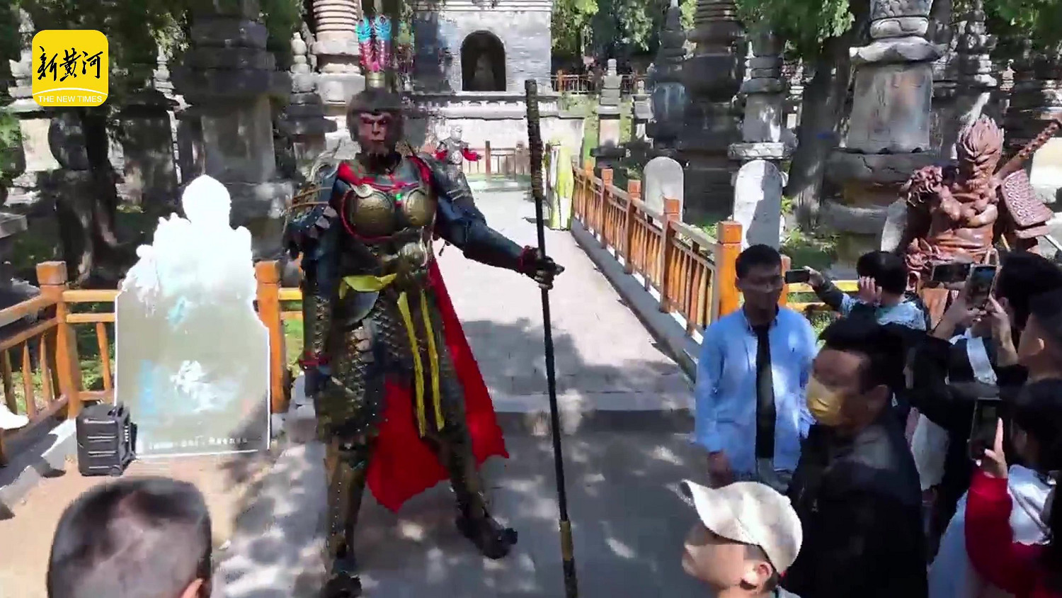 《黑神話》取景地靈岩寺現巨型悟空 揮舞金箍棒超帥
