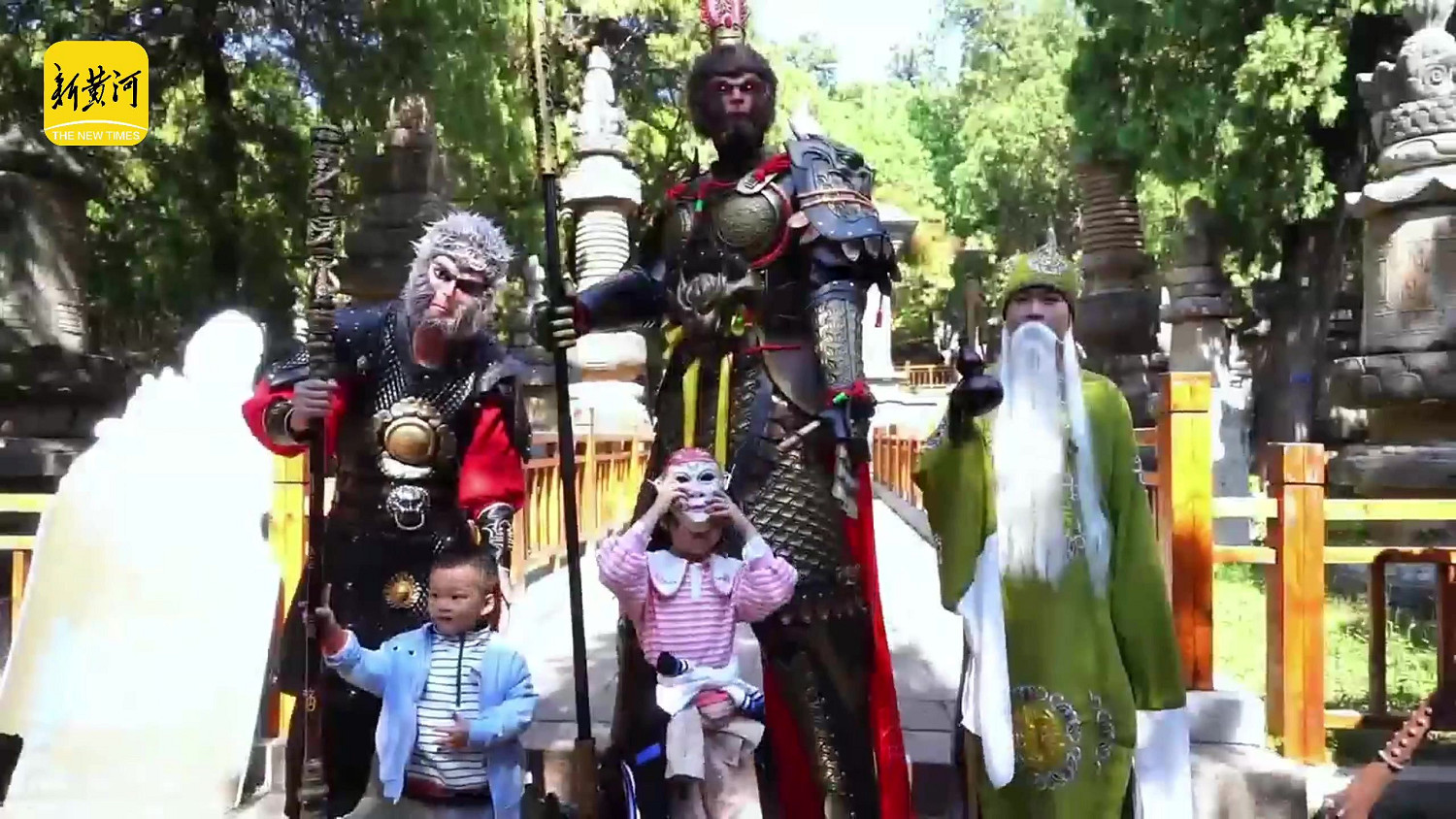 《黑神話》取景地靈岩寺現巨型悟空 揮舞金箍棒超帥