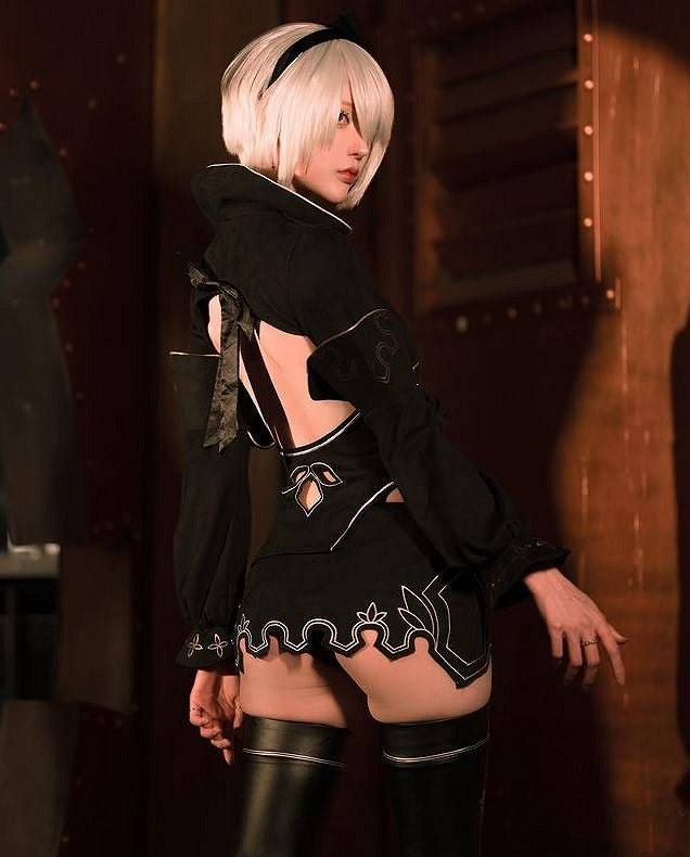 馬來西亞美女COS《尼爾》2B 黑絲美腿大秀絕妙身材！