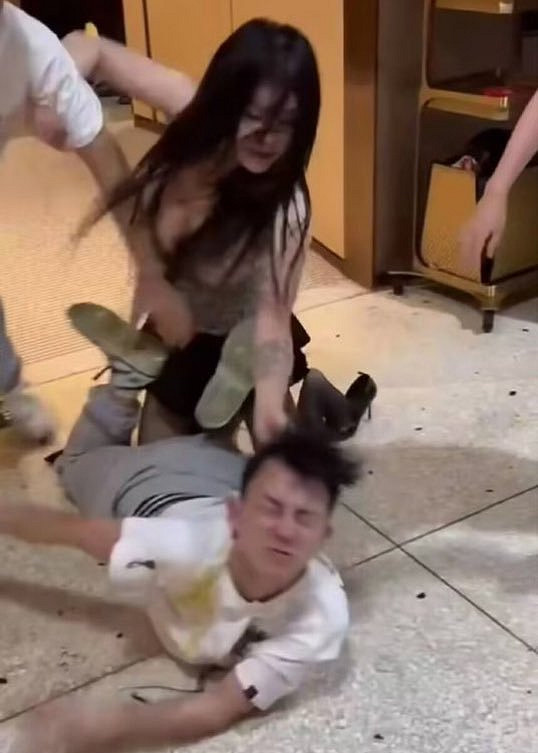 《最終幻想7:重製版》二創同人圖 復刻TS大戰通訊錄 《最終幻想7:重製版》二創同人圖 復刻TS大戰通訊錄