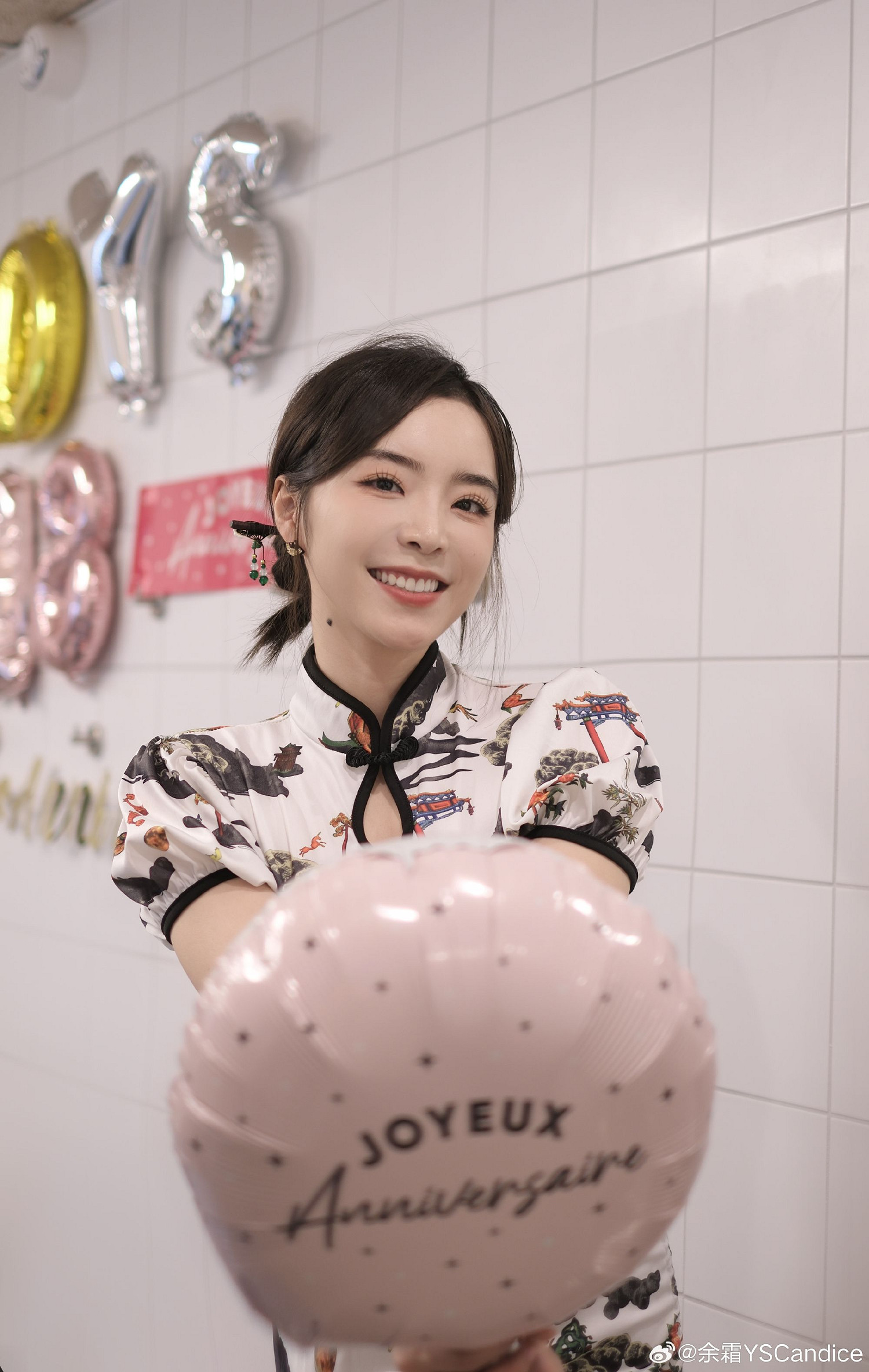 LPL官方主持餘霜生日返圖:多位美女主持貼貼合照 LPL官方主持餘霜生日返圖:多位美女主持貼貼合照