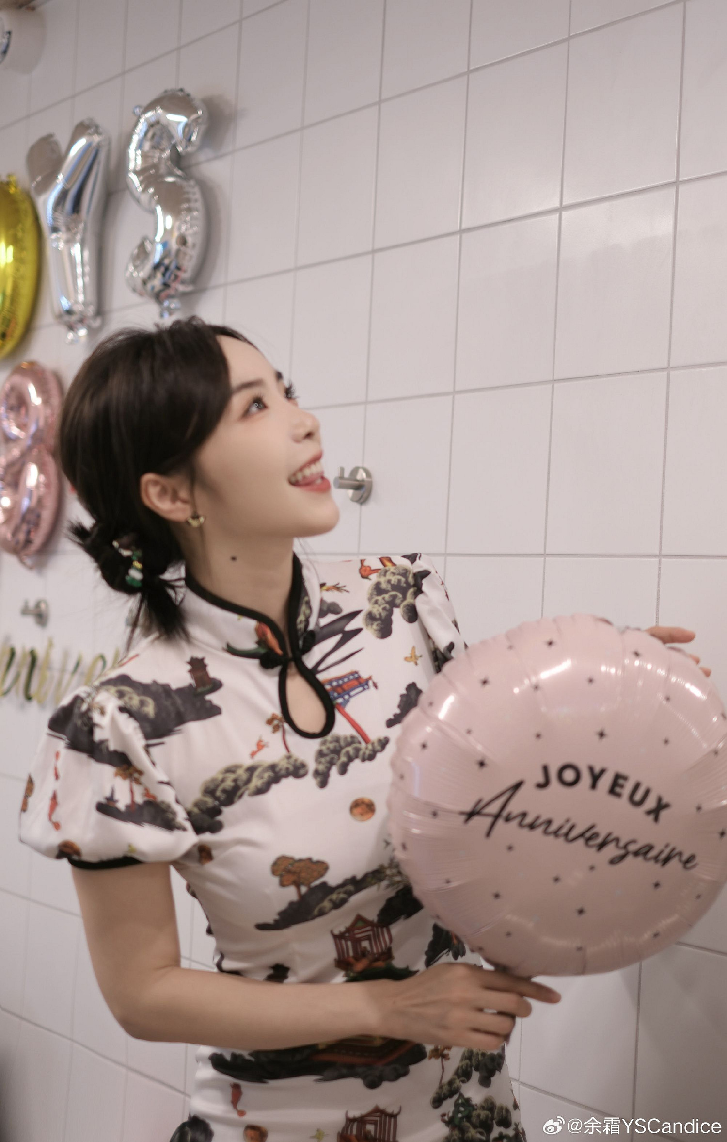 LPL官方主持餘霜生日返圖:多位美女主持貼貼合照 LPL官方主持餘霜生日返圖:多位美女主持貼貼合照