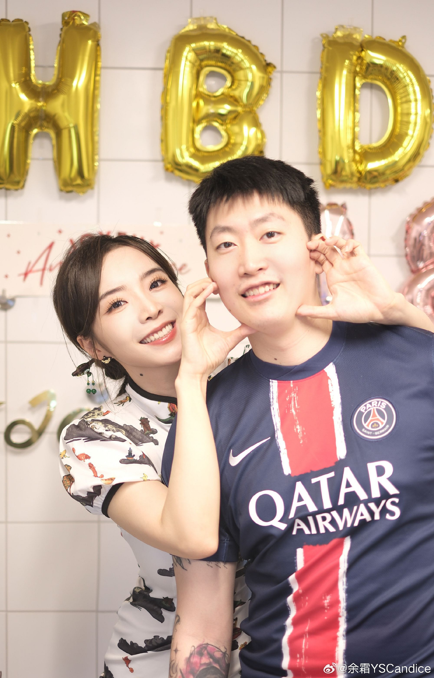 LPL官方主持餘霜生日返圖:多位美女主持貼貼合照 LPL官方主持餘霜生日返圖:多位美女主持貼貼合照