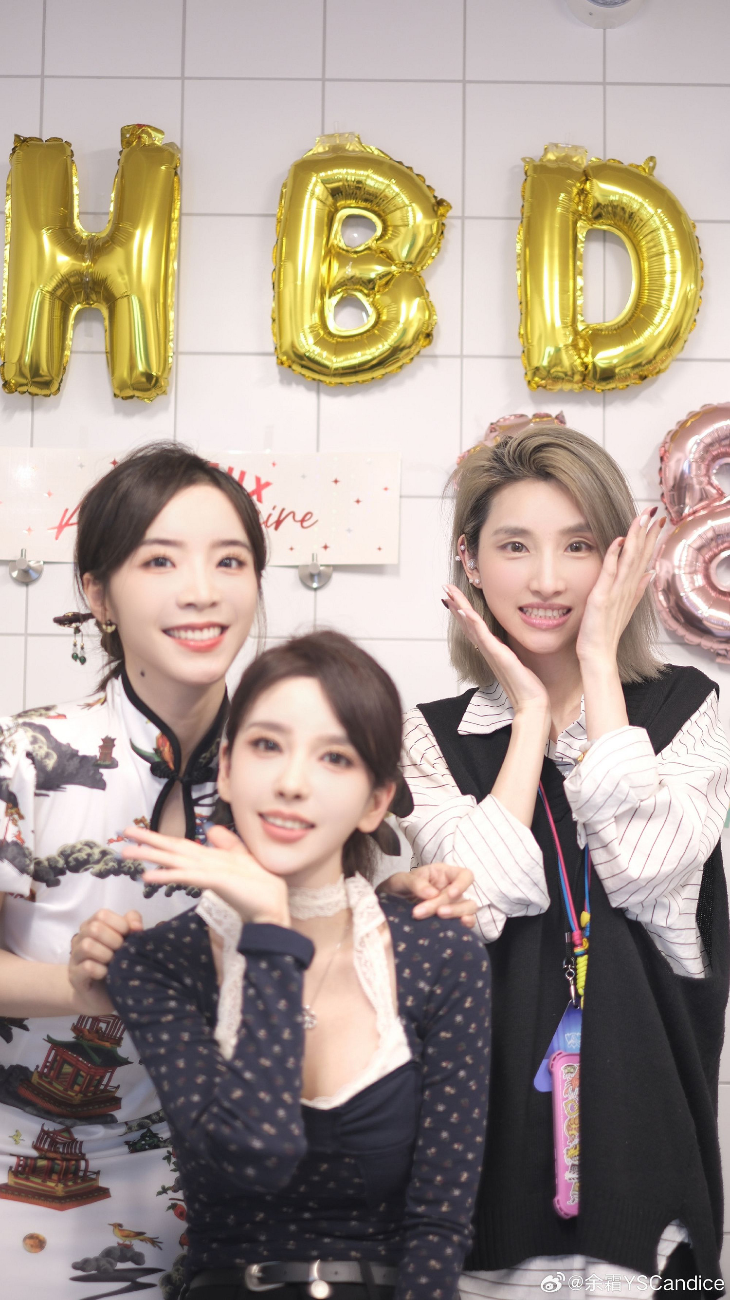 LPL官方主持餘霜生日返圖:多位美女主持貼貼合照 LPL官方主持餘霜生日返圖:多位美女主持貼貼合照