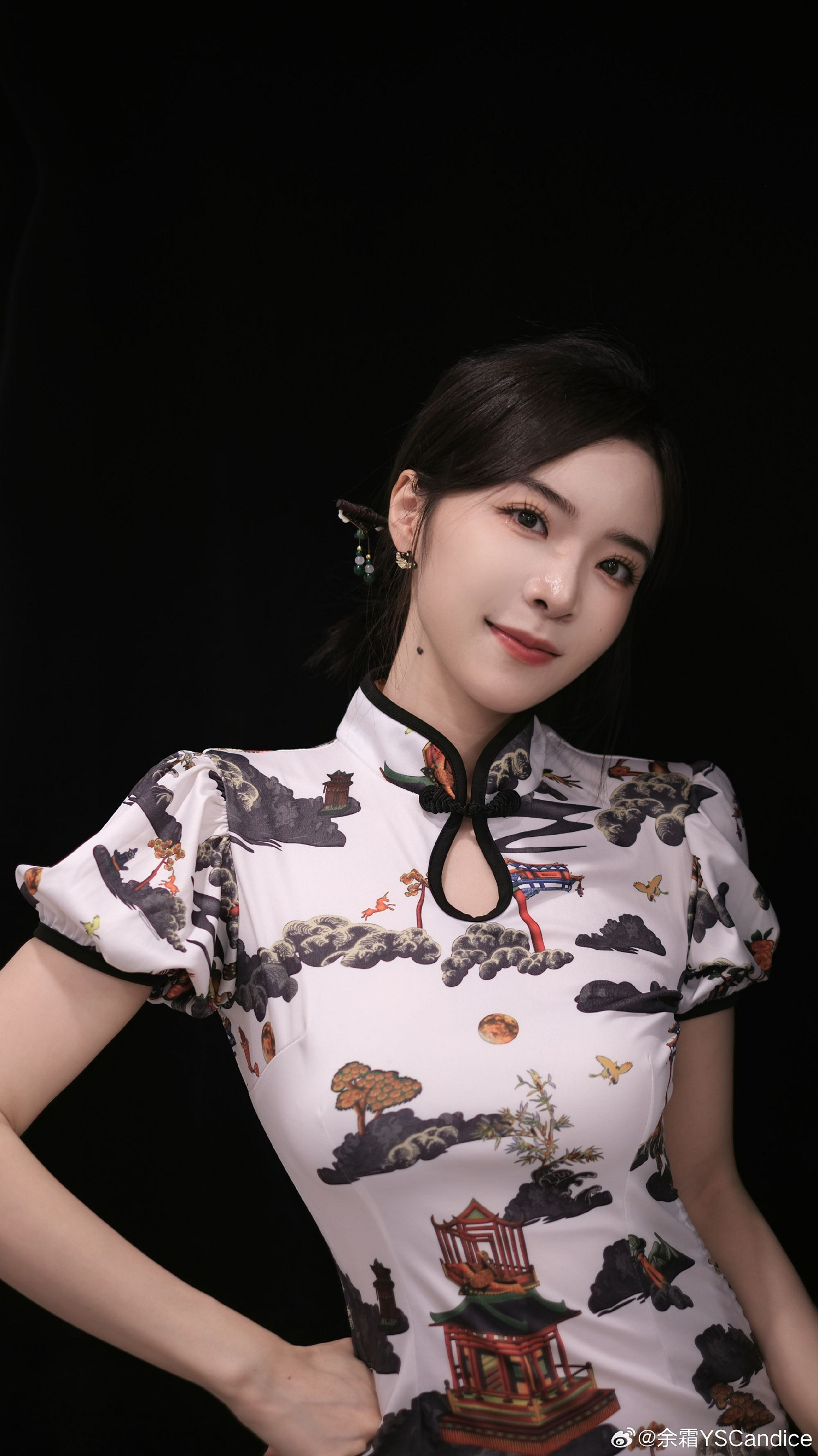 LPL官方主持餘霜生日返圖:多位美女主持貼貼合照 LPL官方主持餘霜生日返圖:多位美女主持貼貼合照