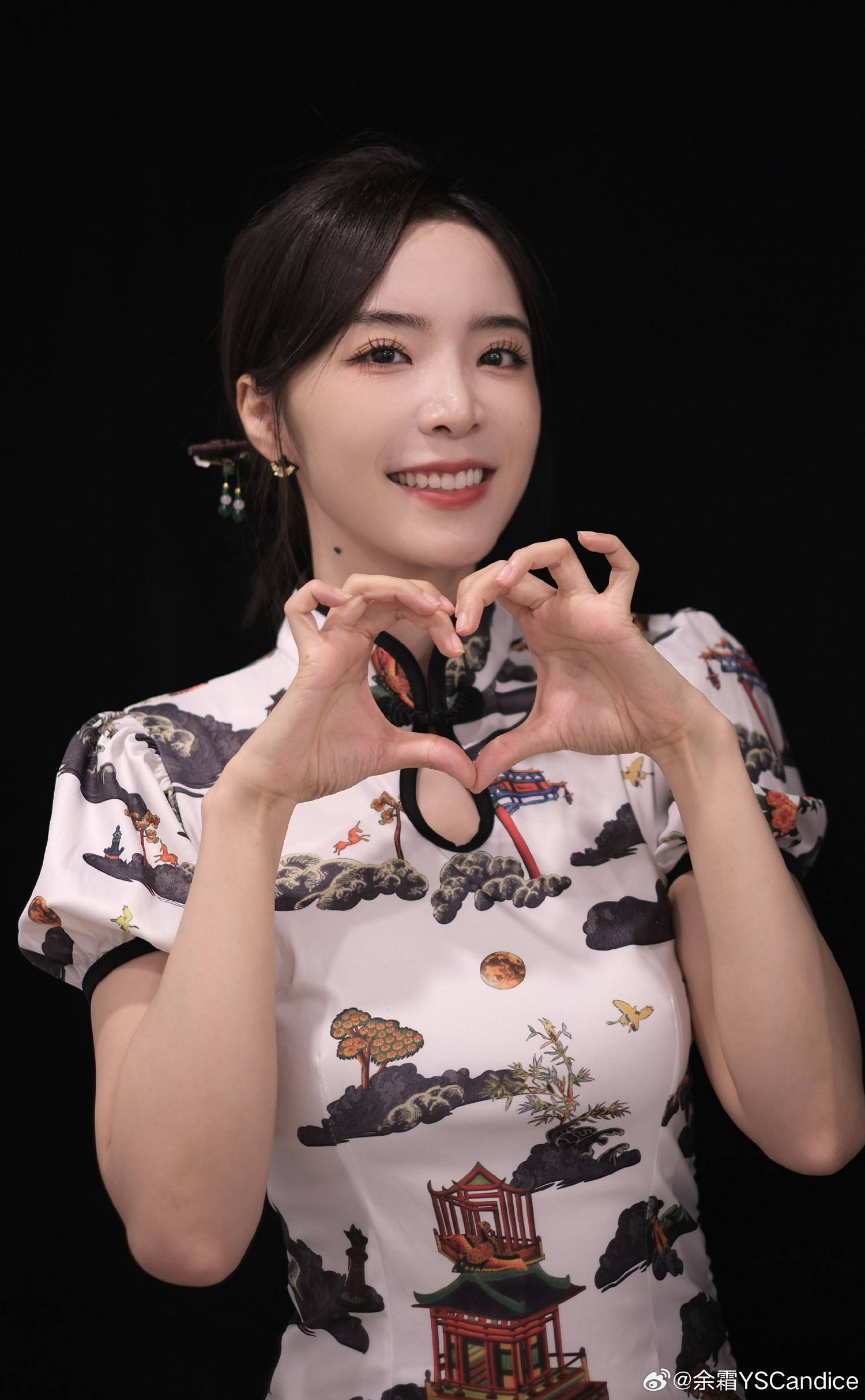 LPL官方主持餘霜生日返圖:多位美女主持貼貼合照 LPL官方主持餘霜生日返圖:多位美女主持貼貼合照