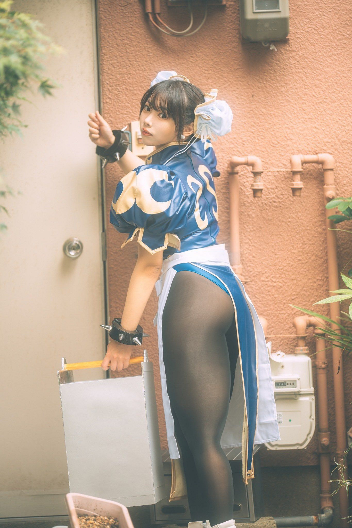 櫻花妹COS春麗、不知火舞 無敵大粗腿還原到極致！