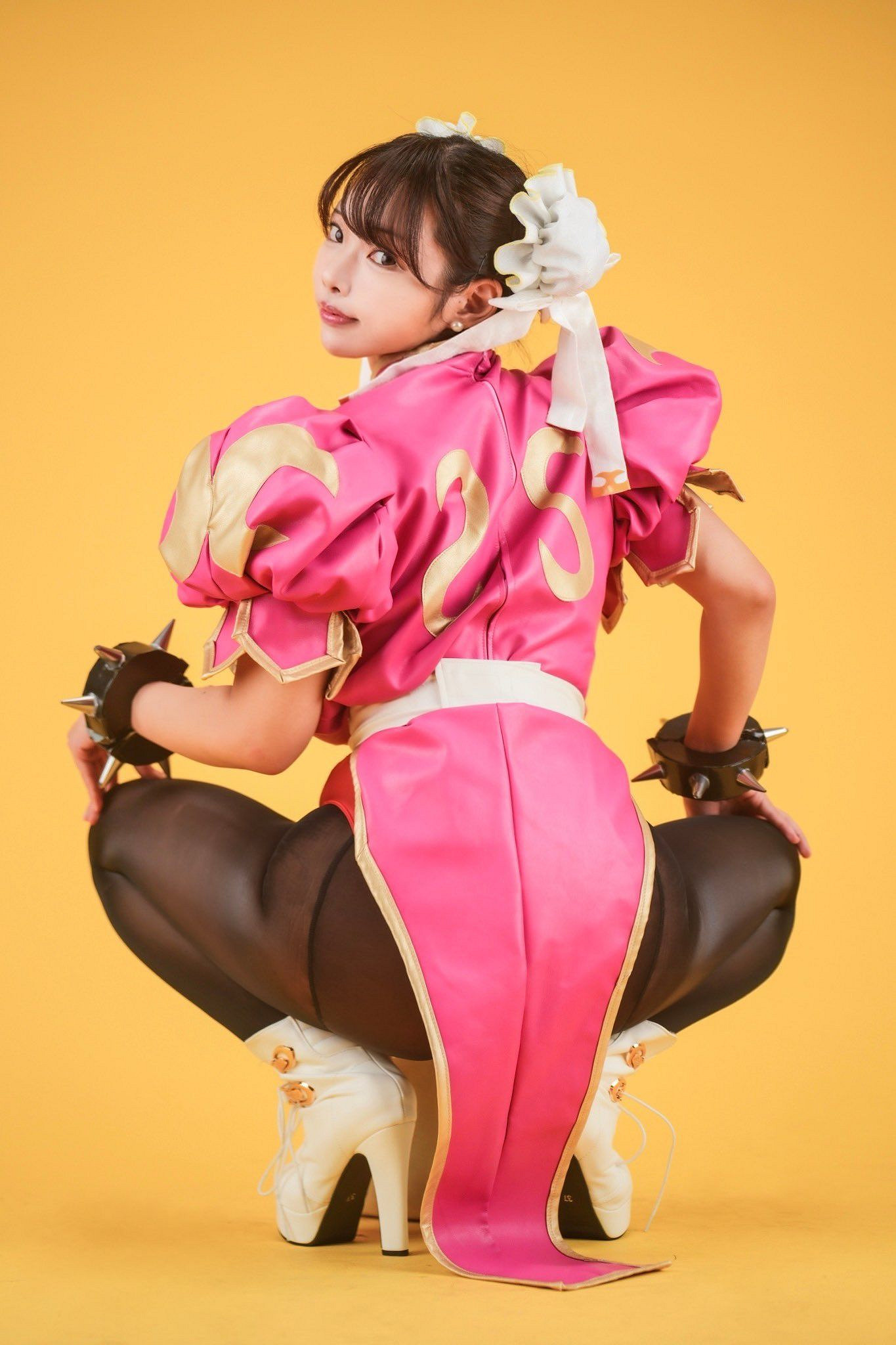櫻花妹COS春麗、不知火舞 無敵大粗腿還原到極致！