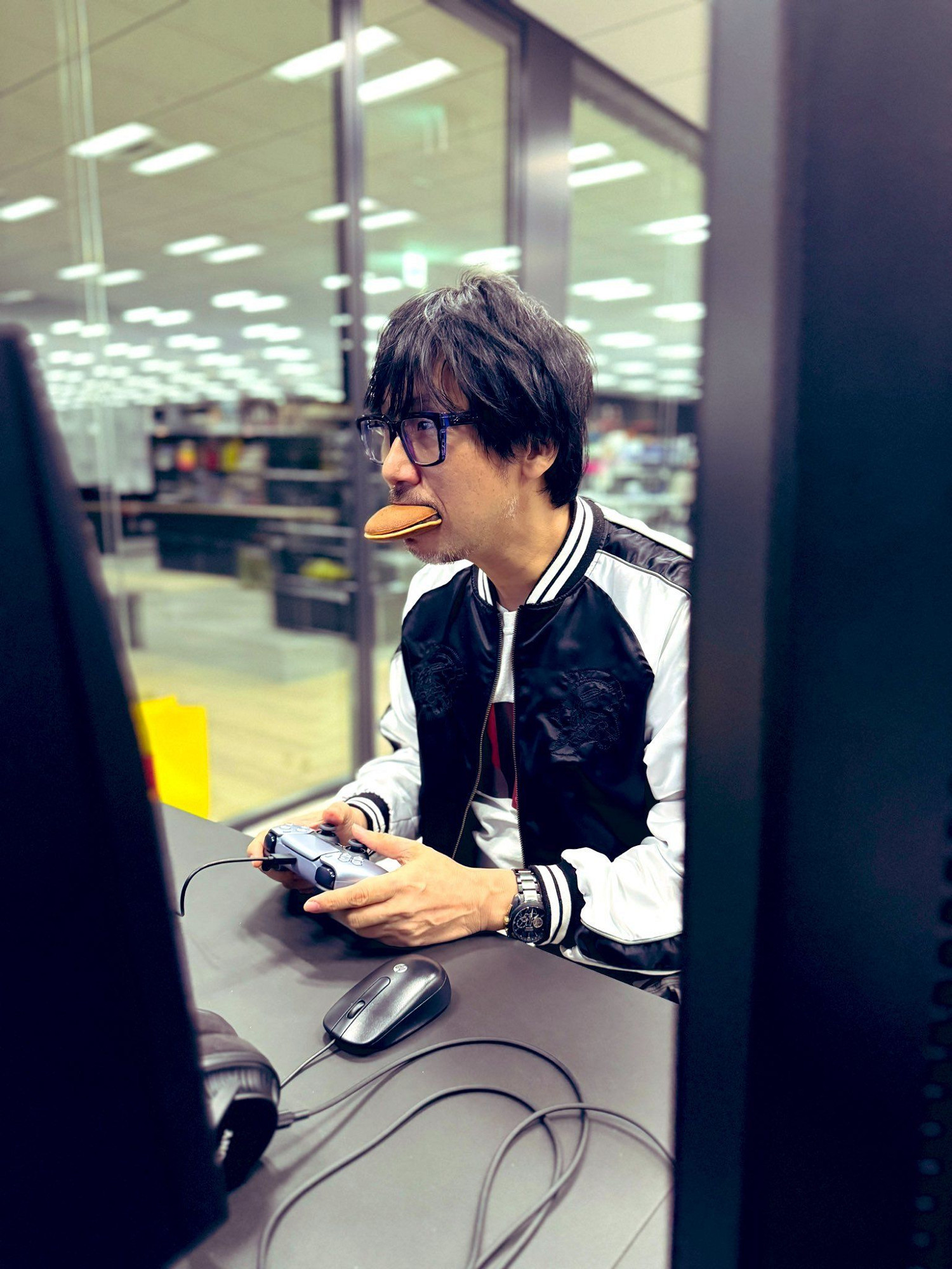 小島秀夫測試《死亡擱淺2》:沒有銅鑼燒吃 餓暈了? 小島秀夫測試《死亡擱淺2》:沒有銅鑼燒吃 餓暈了?