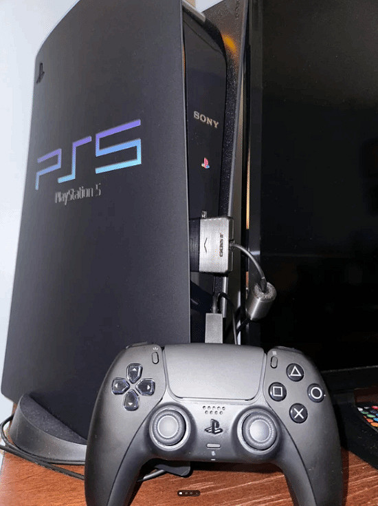 經典再現:套著PS2外皮的PS5,僅缺一個藍色底座! 經典再現:套著PS2外皮的PS5,僅缺一個藍色底座!