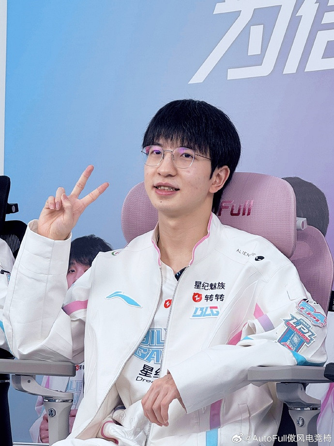 BLG戰隊做客抖音傲風直播間，對傲風M6、傲風G7讚不停！