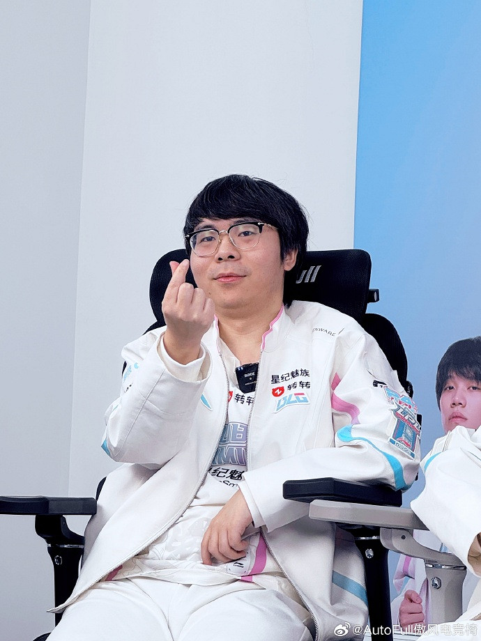 BLG戰隊做客抖音傲風直播間，對傲風M6、傲風G7讚不停！