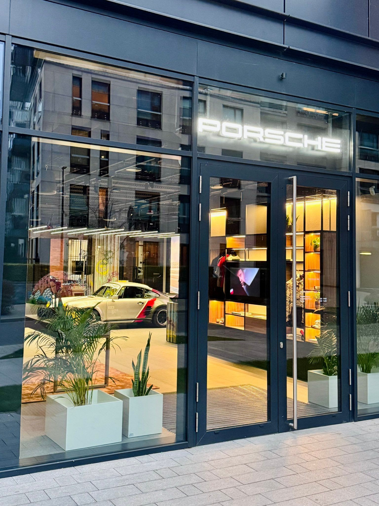 《電馭叛客》強尼銀手同款保時捷復刻版驚現華沙！