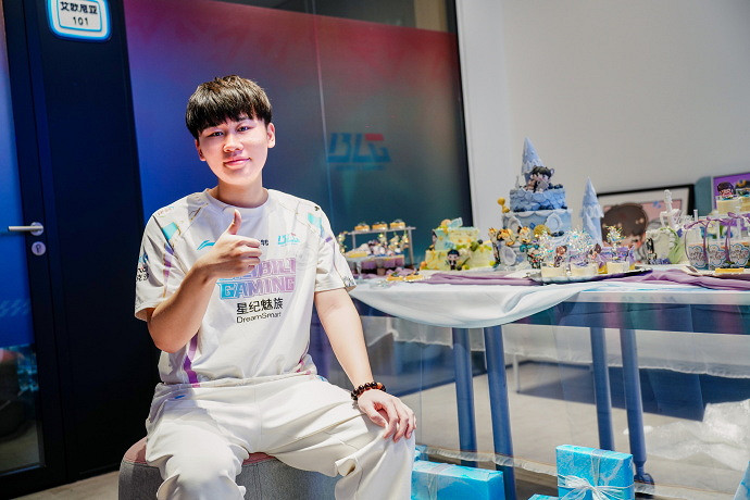 BLG戰隊做客抖音傲風直播間，對傲風M6、傲風G7讚不停！