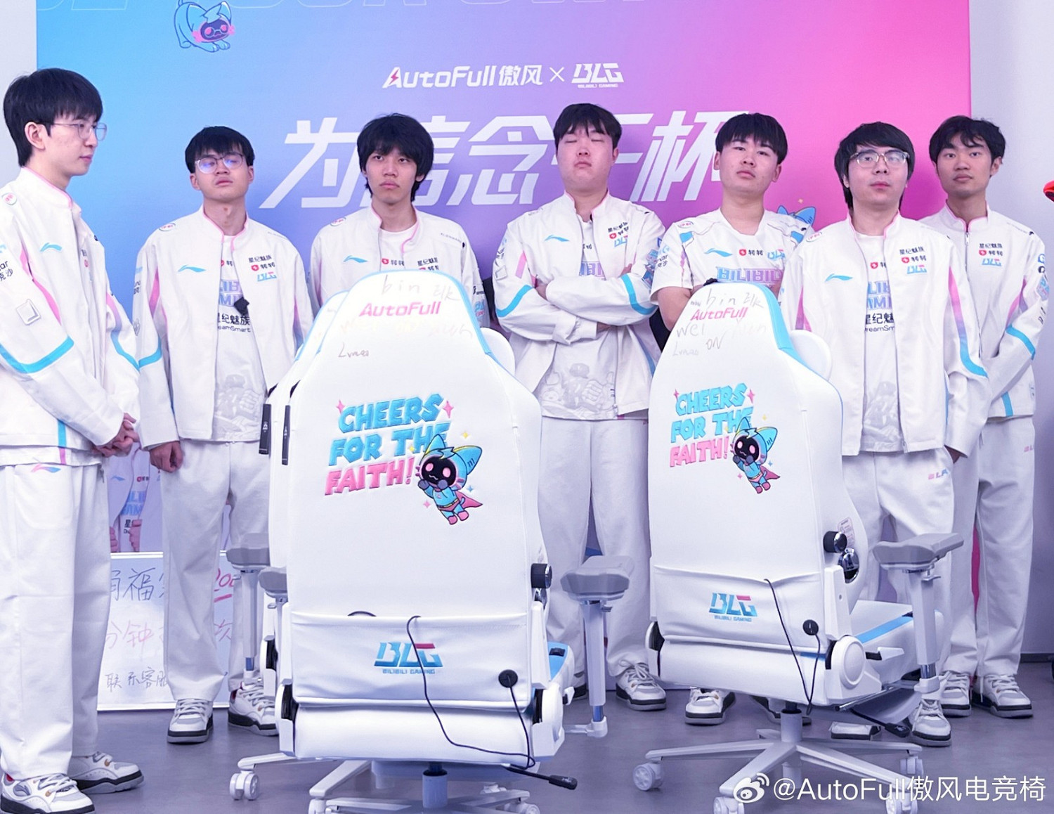 BLG戰隊做客抖音傲風直播間，對傲風M6、傲風G7讚不停！