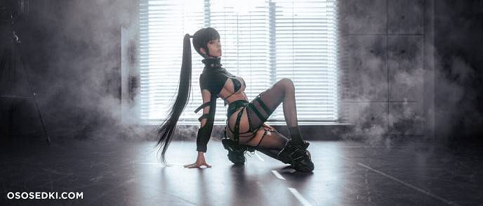 國外辣妹COS《劍星》鏤空裝女主 性感身材完美展現！