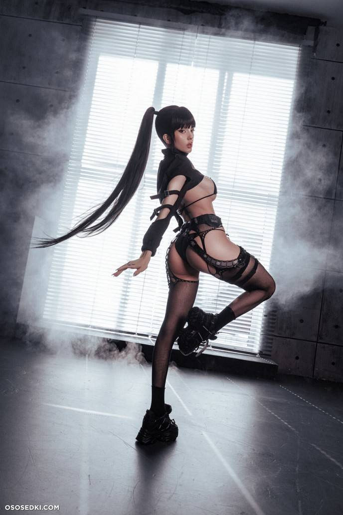 國外辣妹COS《劍星》鏤空裝女主 性感身材完美展現！