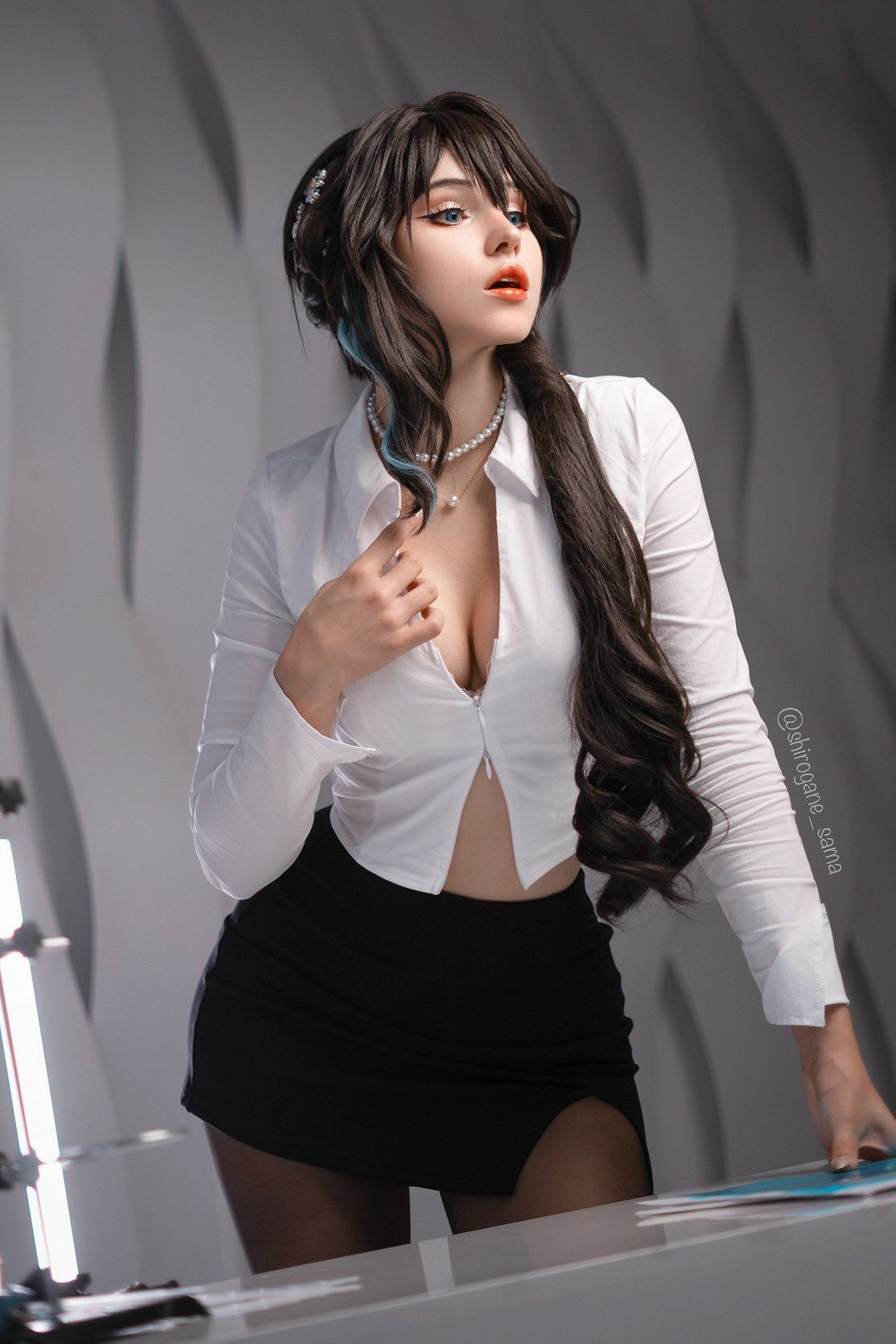 毛妹COS《崩壞：星穹鐵道》阮梅 襯衫紐扣繃不住了！