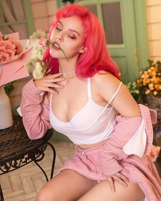 俄羅斯辣妹COS《沉默之丘2RE》瑪利亞 豹紋短裙更性感！