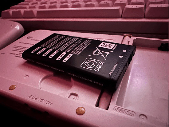 掌機別閒置太久!國外玩家發現自己吃灰的3DS電池鼓包 掌機別閒置太久!國外玩家發現自己吃灰的3DS電池鼓包