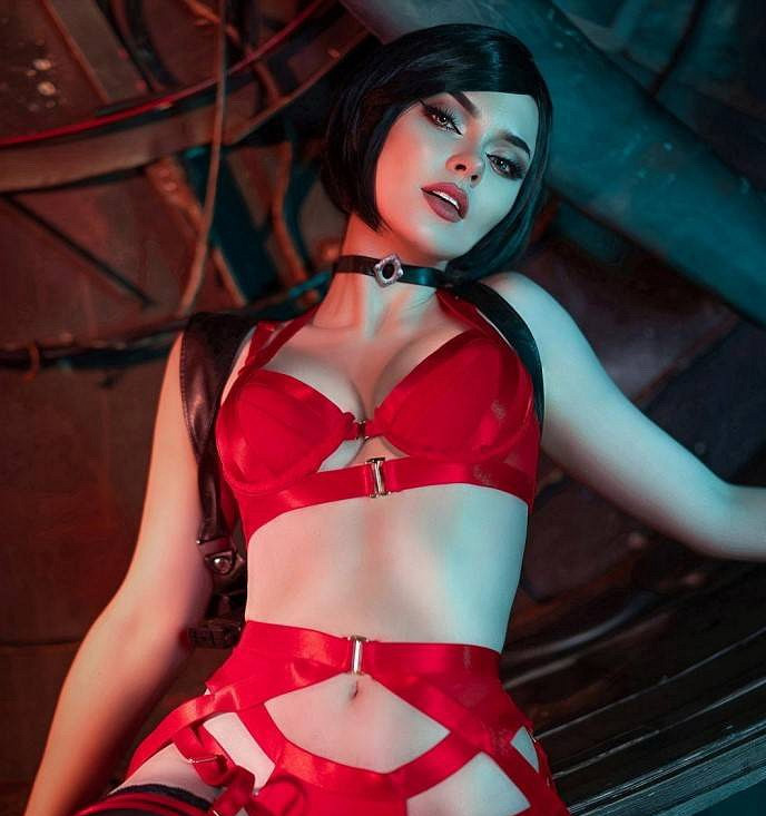 毛妹Cos《生化》艾達王、吉爾 飽滿身材盡顯風情萬種