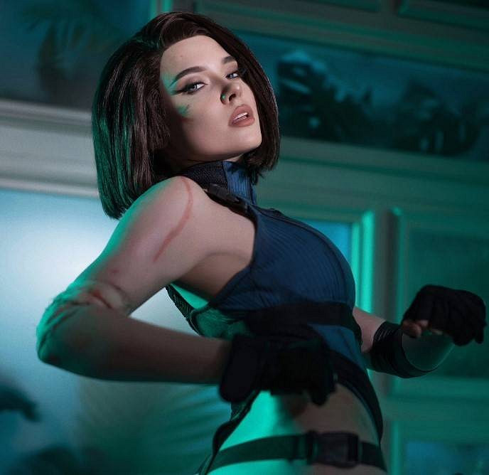 毛妹Cos《生化》艾達王、吉爾 飽滿身材盡顯風情萬種