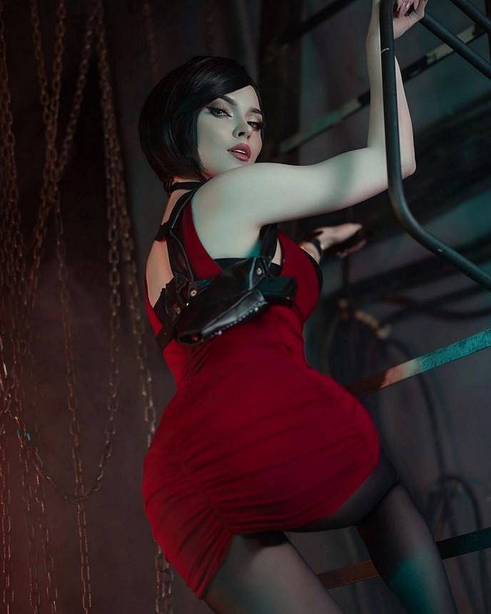 毛妹Cos《生化》艾達王、吉爾 飽滿身材盡顯風情萬種