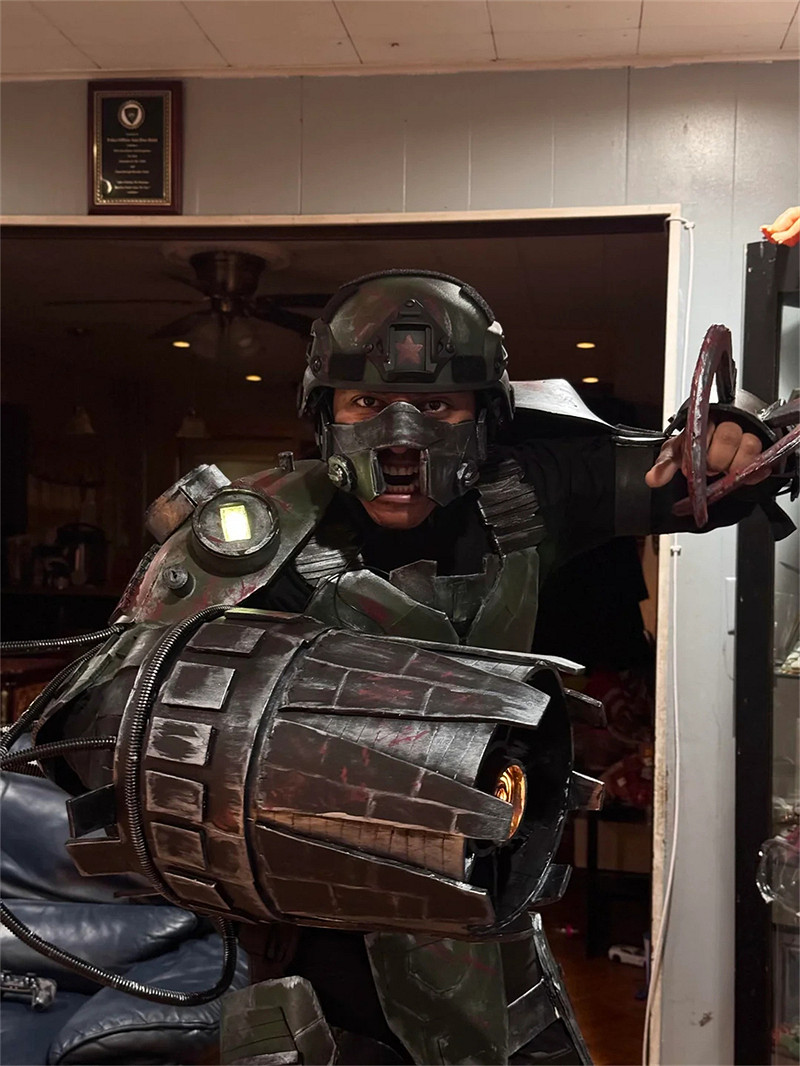 太帥了!粉絲自製《COD20》殭屍精英怪"絞肉機"服裝 太帥了!粉絲自製《COD20》殭屍精英怪"絞肉機"服裝