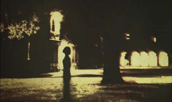 美國Local 58頻道：這個仰望天空的“女人”被多次目擊