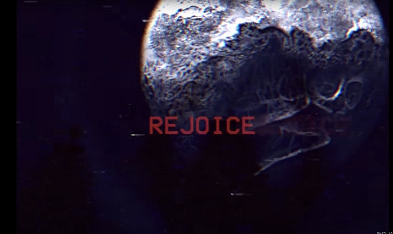 美國Local 58頻道：這個仰望天空的“女人”被多次目擊