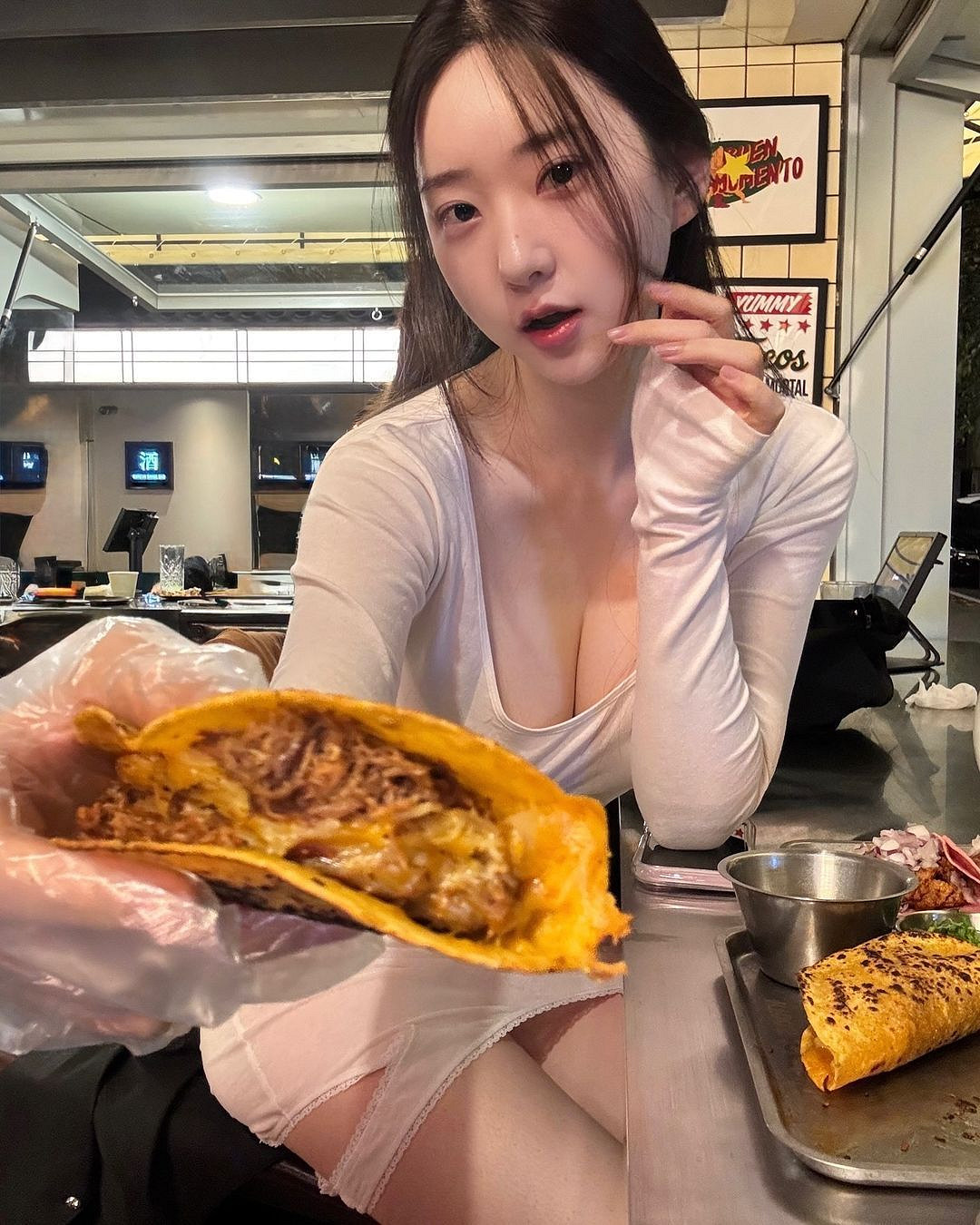 《劍星》女主體模申在恩曬新照 和波霸軟妹一起散步