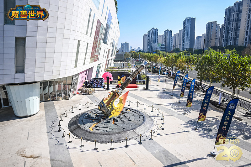 永久落地上海！《魔獸世界》血吼雕塑在近鐵城市廣場完成剪彩