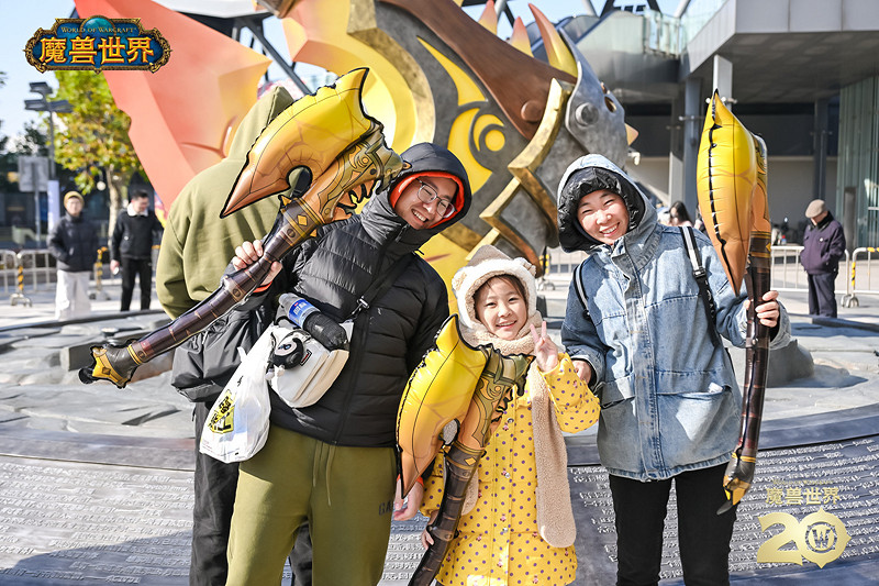 永久落地上海！《魔獸世界》血吼雕塑在近鐵城市廣場完成剪彩