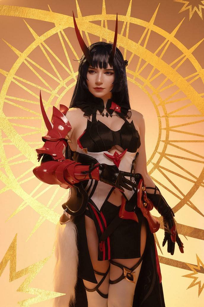 俄羅斯小姐姐COS《巫師3》希裡 肉感身材性感到極致