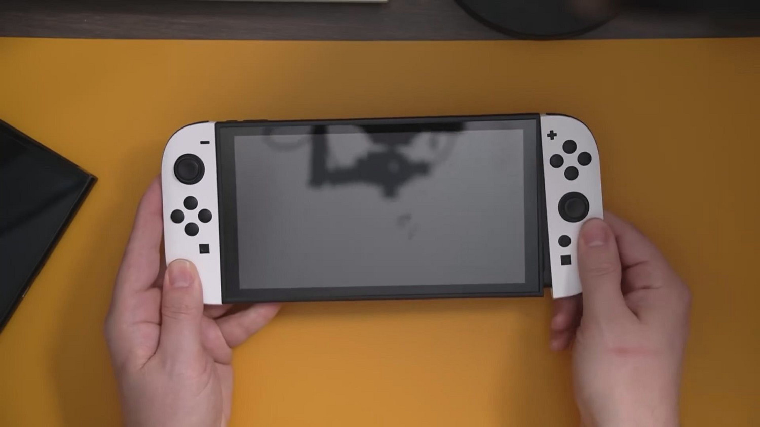 Switch 2外觀模型爆料影片:顯示器、手把都更大一些 Switch 2外觀模型爆料影片:顯示器、手把都更大一些