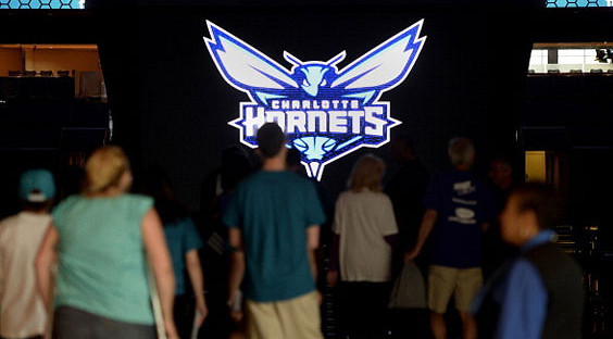 NBA夏洛特黃蜂隊送給一個小球迷PS5然後收回 引起眾怒 NBA夏洛特黃蜂隊送給一個小球迷PS5然後收回 引起眾怒