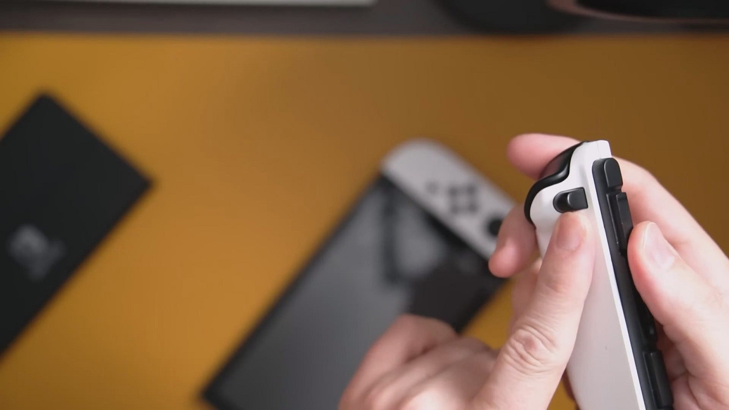 Switch 2外觀模型爆料影片:顯示器、手把都更大一些 Switch 2外觀模型爆料影片:顯示器、手把都更大一些